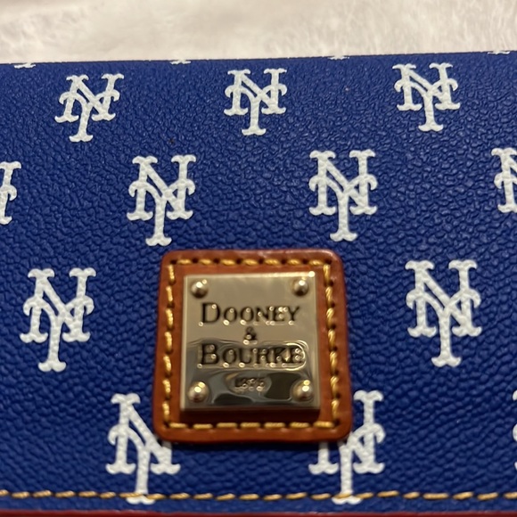 NWOT Dooney & Bourke New York Mets Slim Phone Wallet - Picture 2 of 4